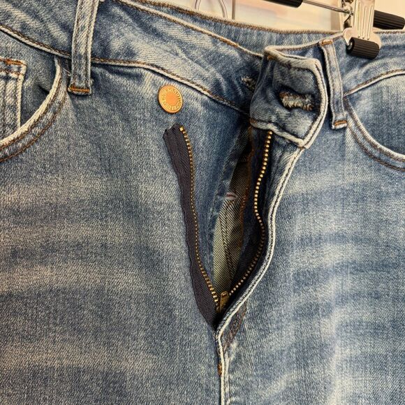 Judy Blue Yard Work Cross Over High Rise Medium Blue Wash Relaxed Fit, Size 18W - Picture 6 of 16